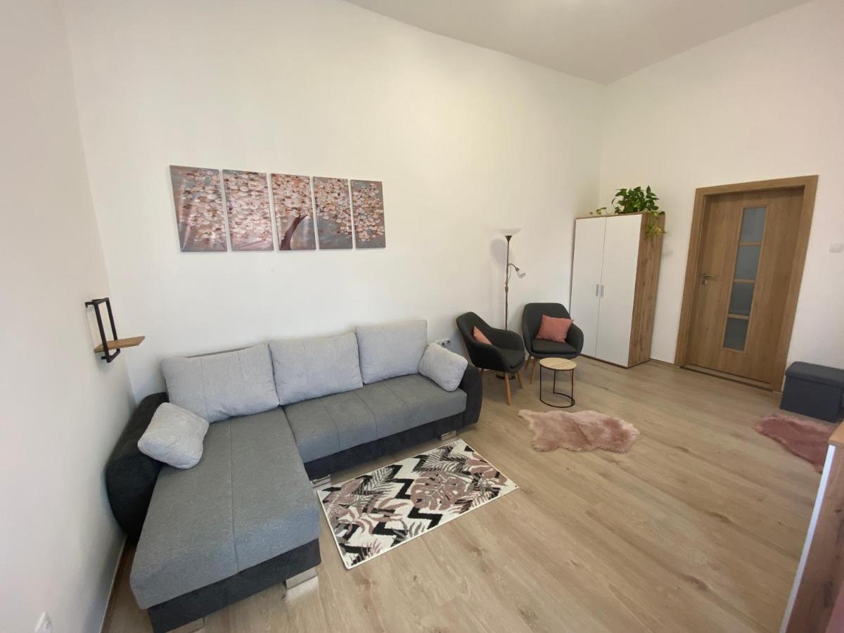 Rad-Var Apartmanhaz Eger Eksteriør bilde