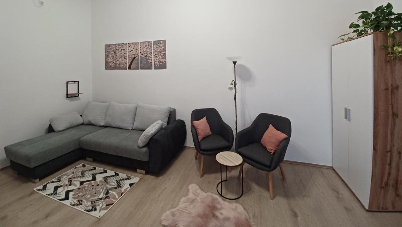 Rad-Var Apartmanhaz Eger Eksteriør bilde