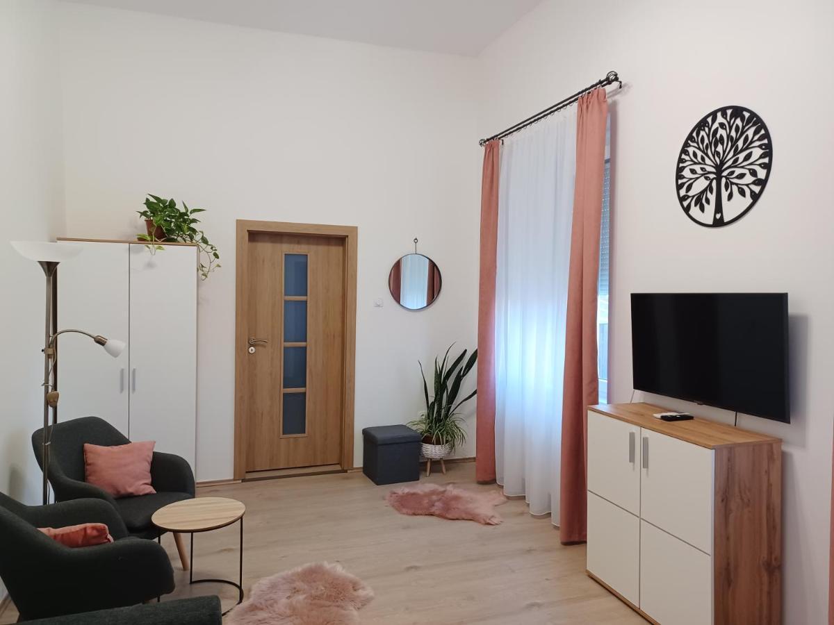 Rad-Var Apartmanhaz Eger Eksteriør bilde