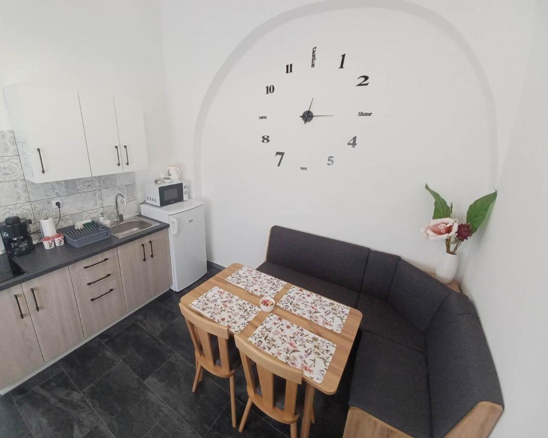 Rad-Var Apartmanhaz Eger Eksteriør bilde